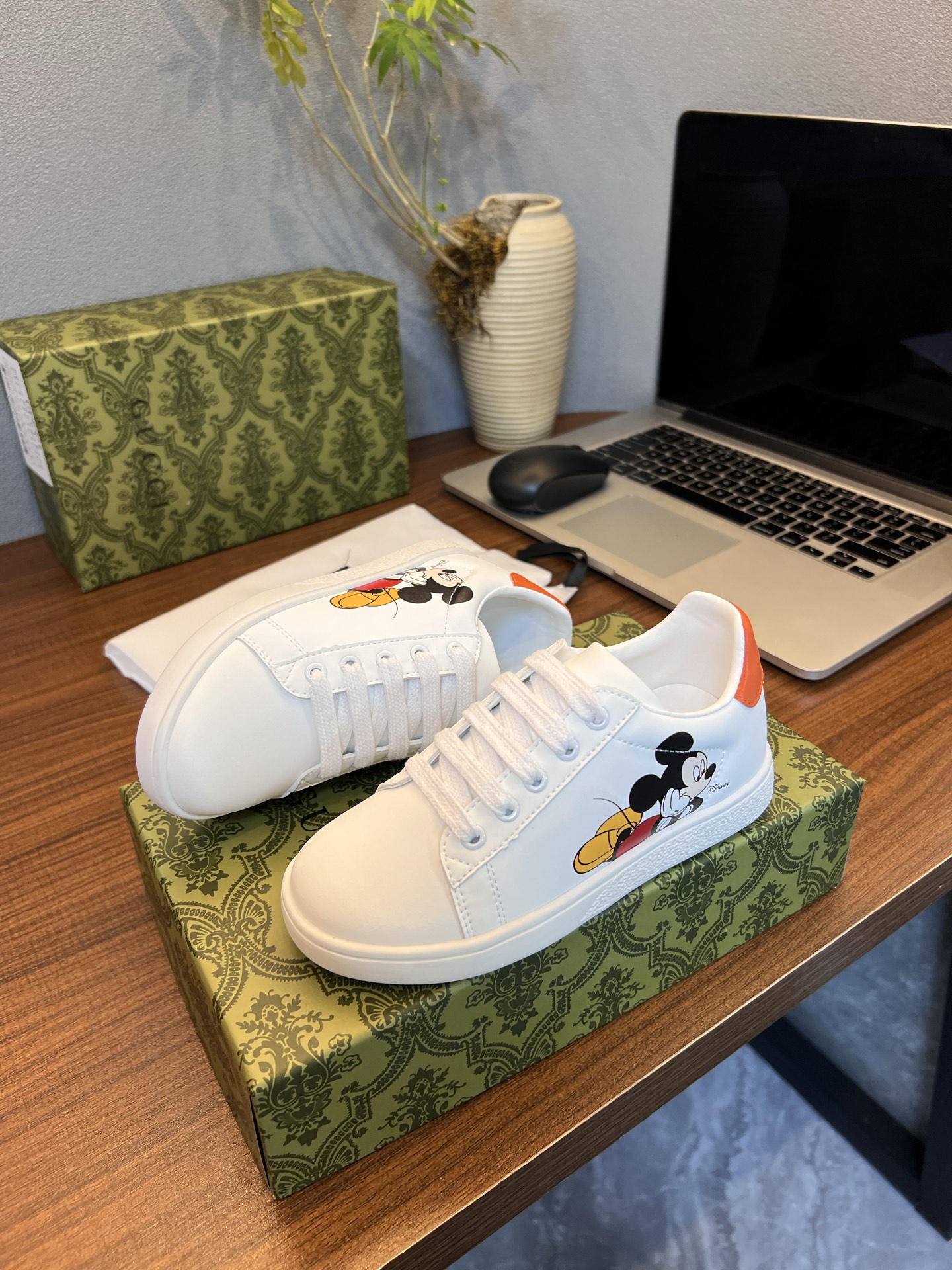 Children's shoes child
